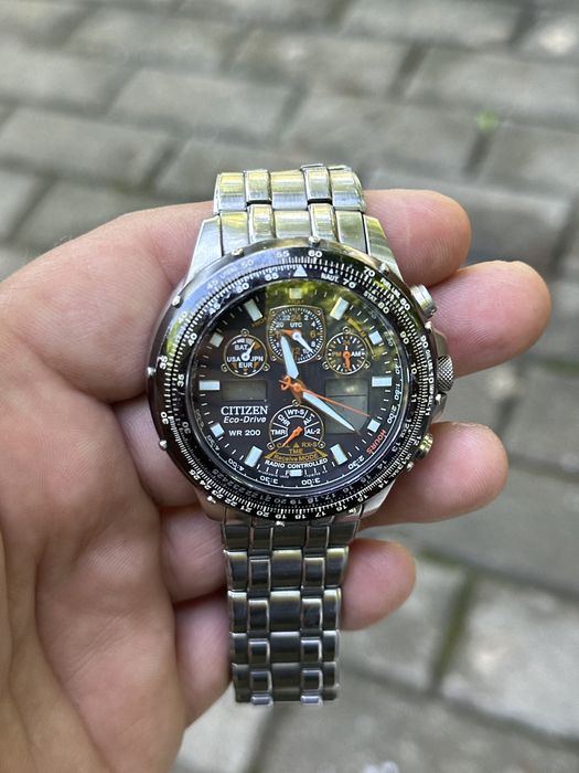 Часовник Citizen U600