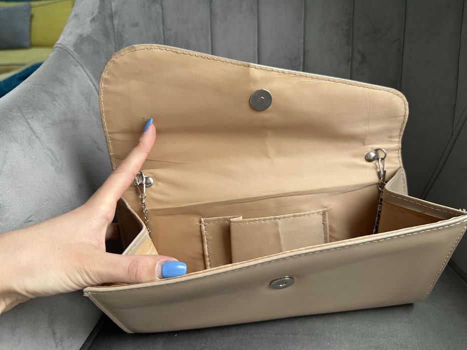 Бежова чанта клъч