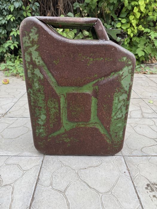 Продам канистру 20л