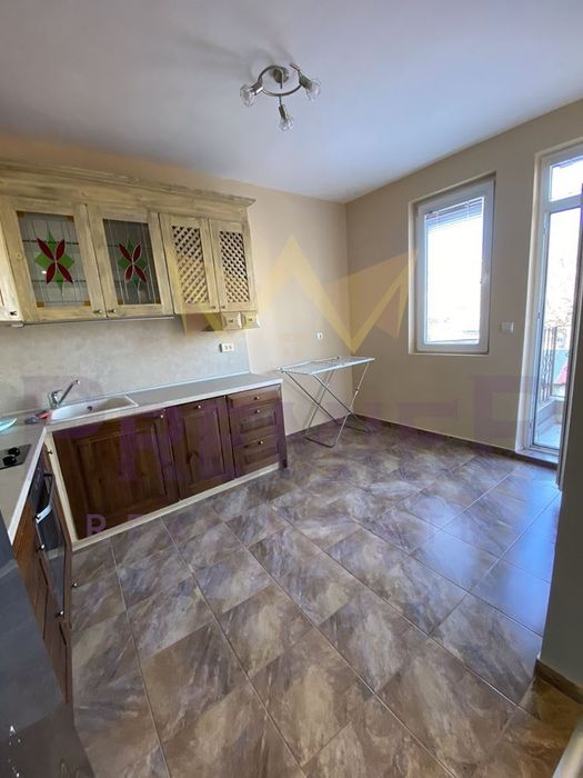 Тристаен апартамент,  Колхозен пазар