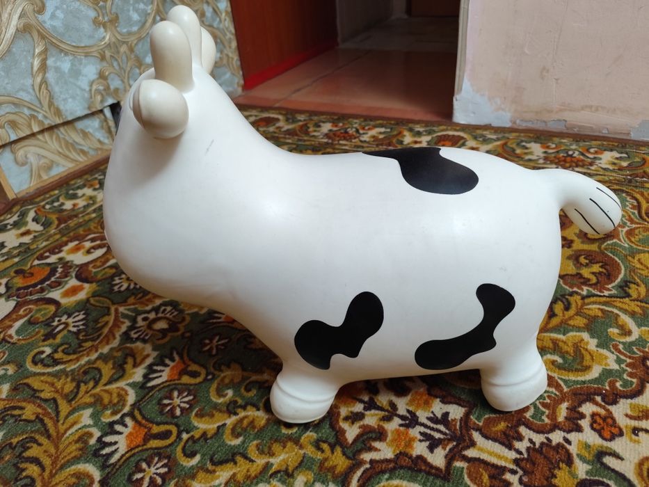 резиновая коровка прыгалка