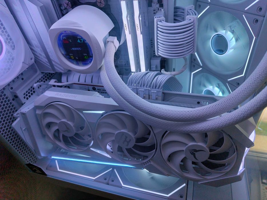 9070XT Red Devil Spectral White 16GB + 3 години гаранция!