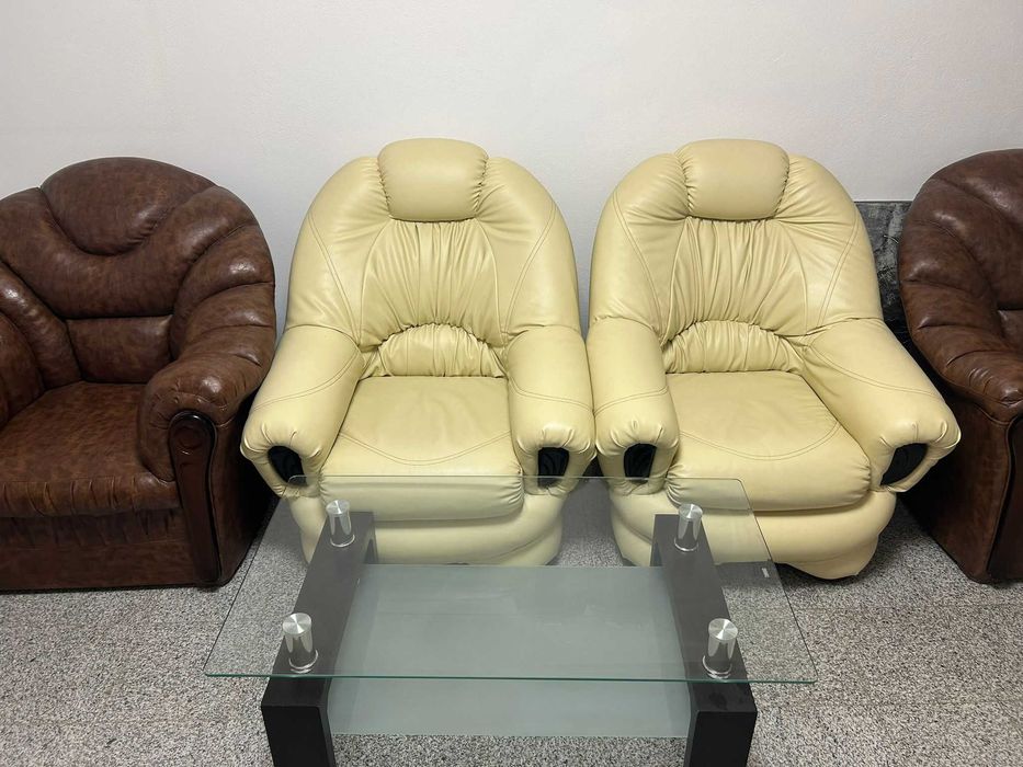 Vand 4 fotolii si masa de sticla