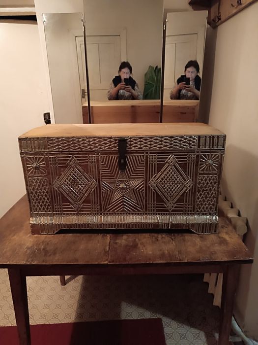 Сундук стол и стулья