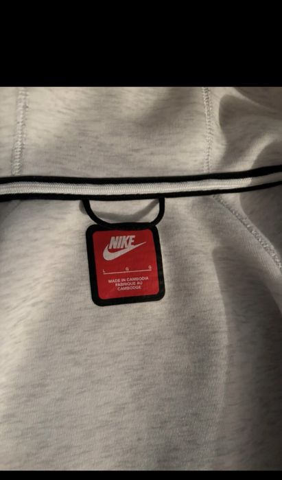 Vând hanorac nike tech