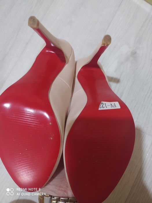 Продам лабутены 3500т