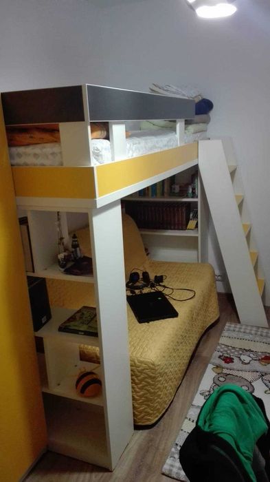 Pat supraetajat cu spațiu de lucru, canapea IKEA și saltea incluse