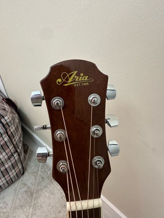 Продается акустическая гитара  Aria
