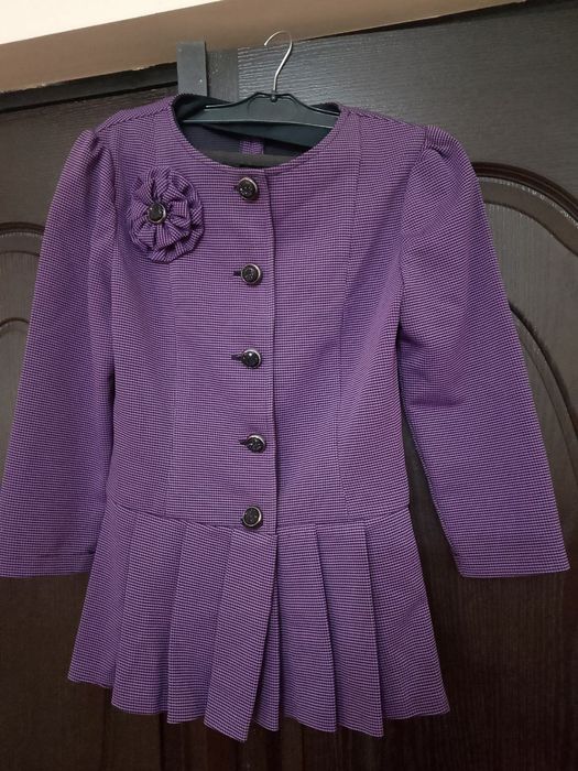 Kizlar  koftasi  pidjak razmer  44- 46   1- 2 marta kiyilgan  yengidek