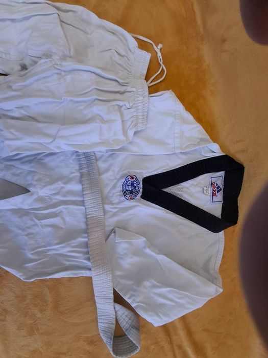 Продам кимоно для каратэ и таэквондо полный комплект