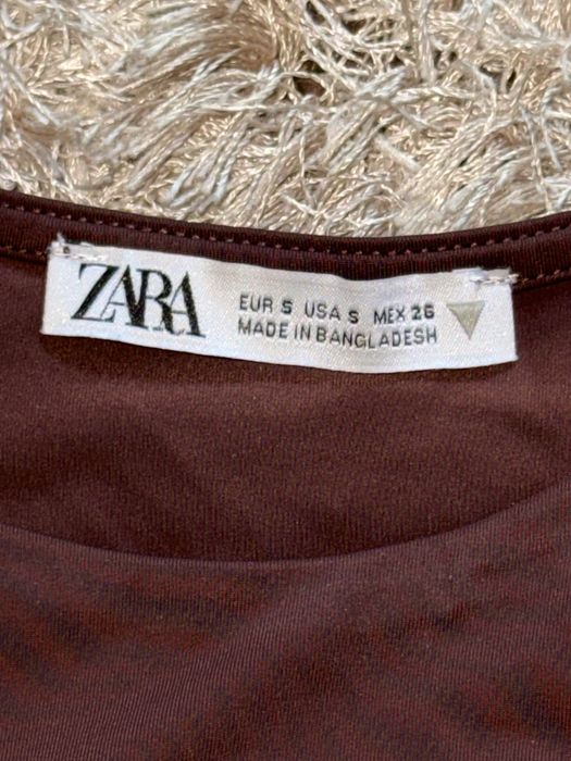 Къса прилепнала тениска от Zara