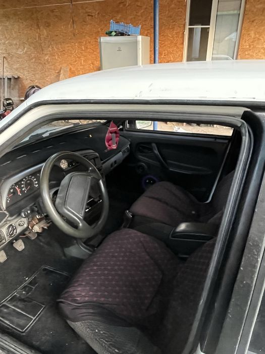 Машина ваз 21099 на полном ходу