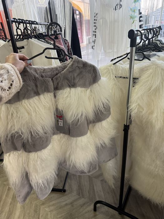 Geaca blana si veste