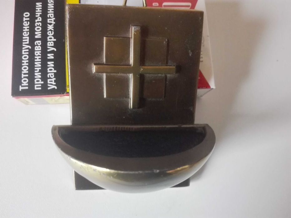 Царски медал , иконостас и религиозни медальони .