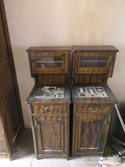 Mobilă veche masivă din nuc