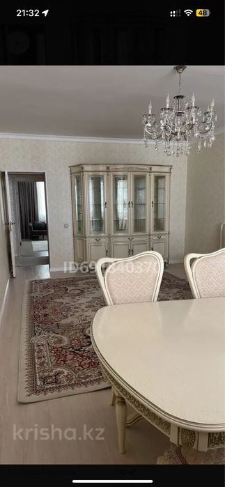 Продается витрина , стол со стульями