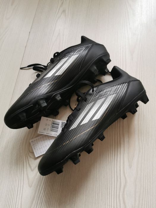 Adidas original cu crampoane pentru fotbal