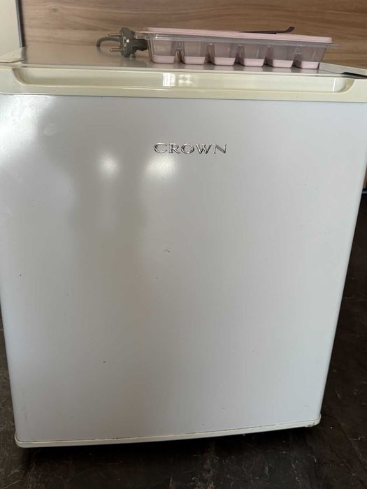 CROWN малък хладилник