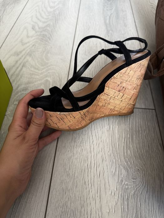 Продам танкетки черным H&M