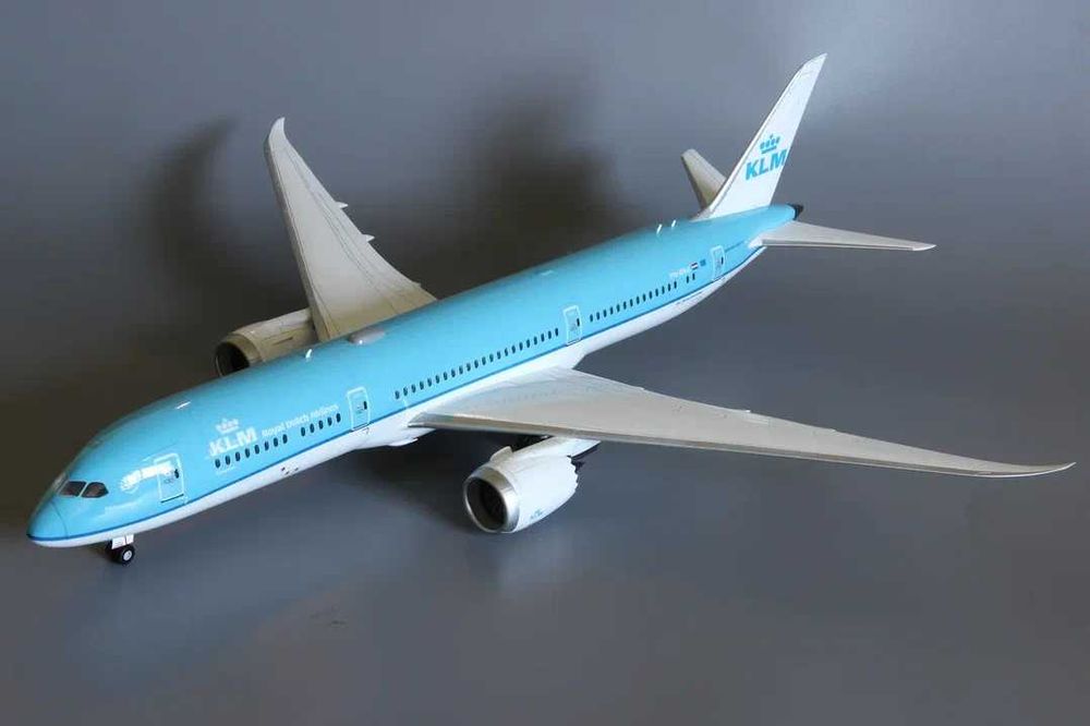 Модель самолёта Boeing 787-900
