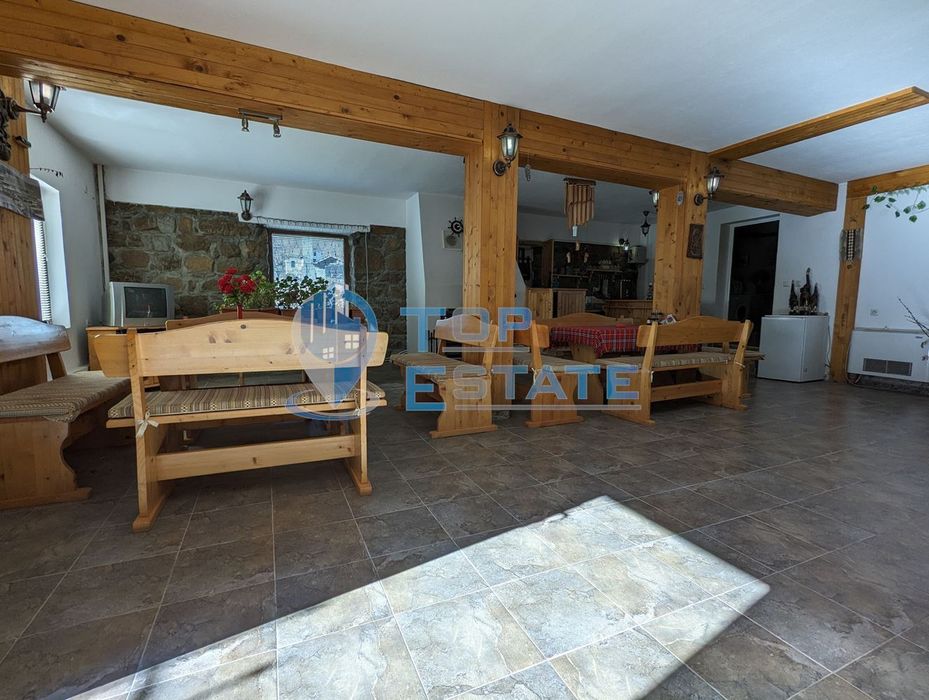 Двуетажна масивна къща с изолация, шест спални и гараж в близост до г