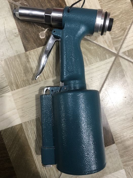 Пневматический пистолет для заклепок