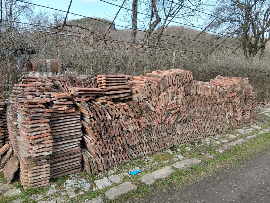 Подарявам цигли.