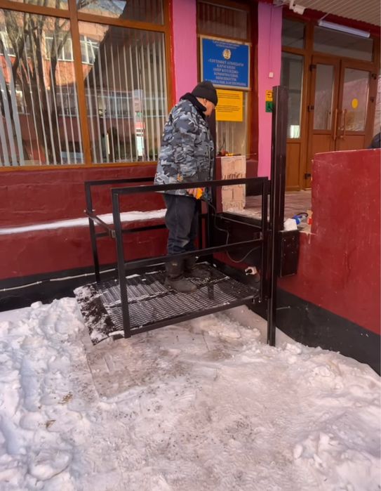 Подъемник для инвалидных кресел (пандус)