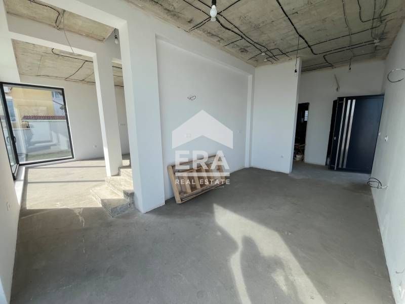 Двуетажна новопостроена къща за продажба, с двор и морска панорама, в