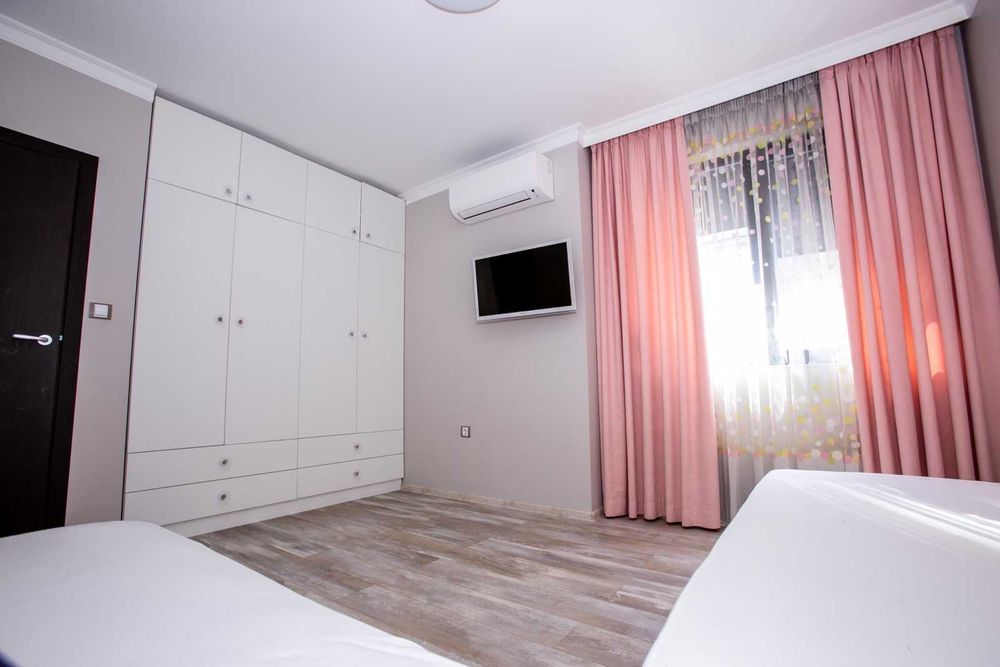 Дава се под наем Тристаен апартамент в Бургас, Център - 90 кв.м за 816 € - Снимка #8