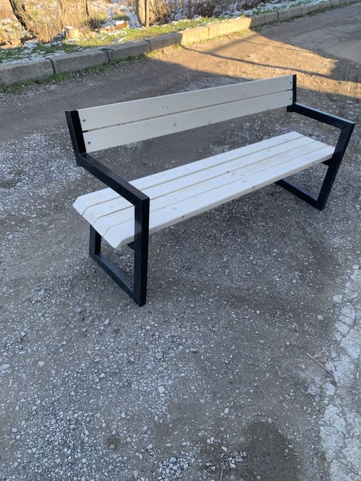 Градински пейки с метални крака