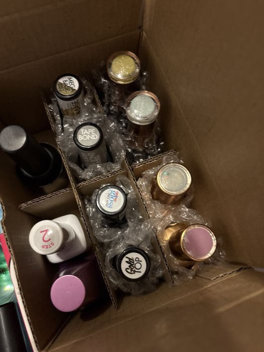 Vand produse de unghii