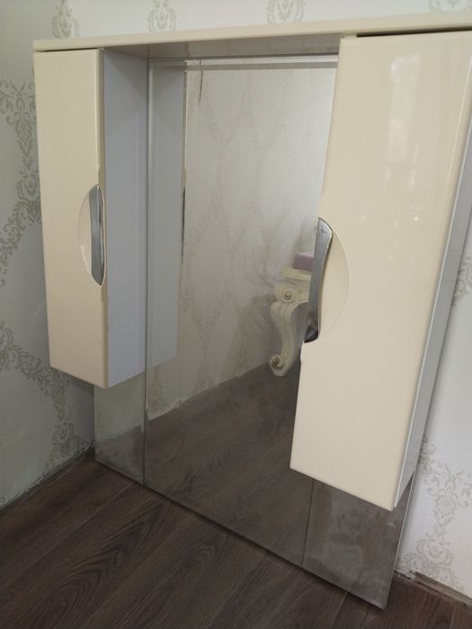 Продаю шкафчик с зеркалом