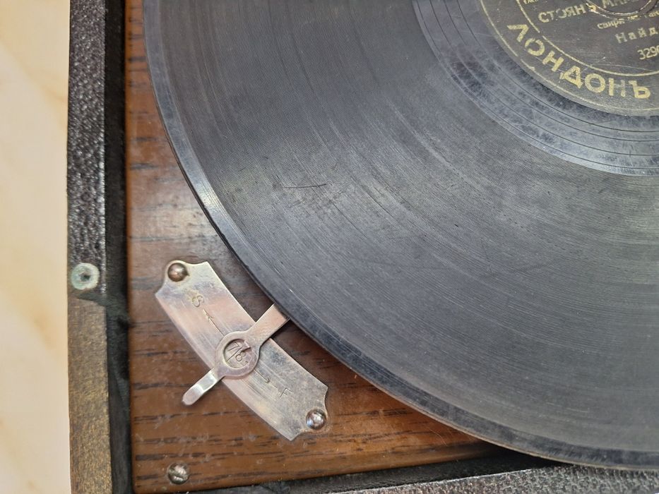 Ретро преносим грамофон с куфарче