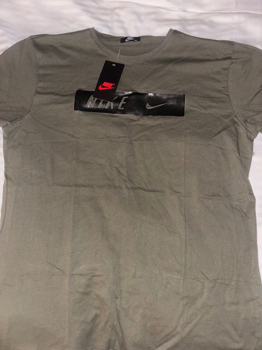 Vând tricouri! Mai multe modele, mărimile sunt limitate. Vând șosete!