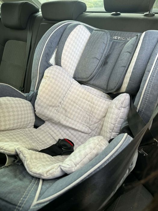 Продавам детско столче за кола Osann с isofix в много добро състояние