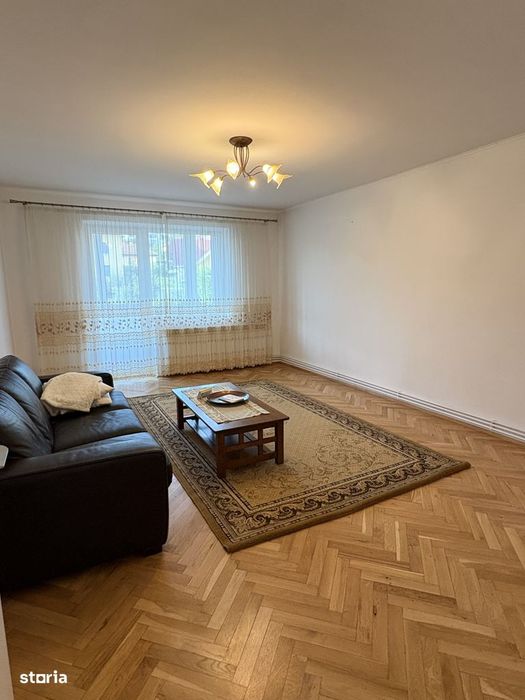 Apartament cu 4 camere, garaj , beci, pod și 3 balcone