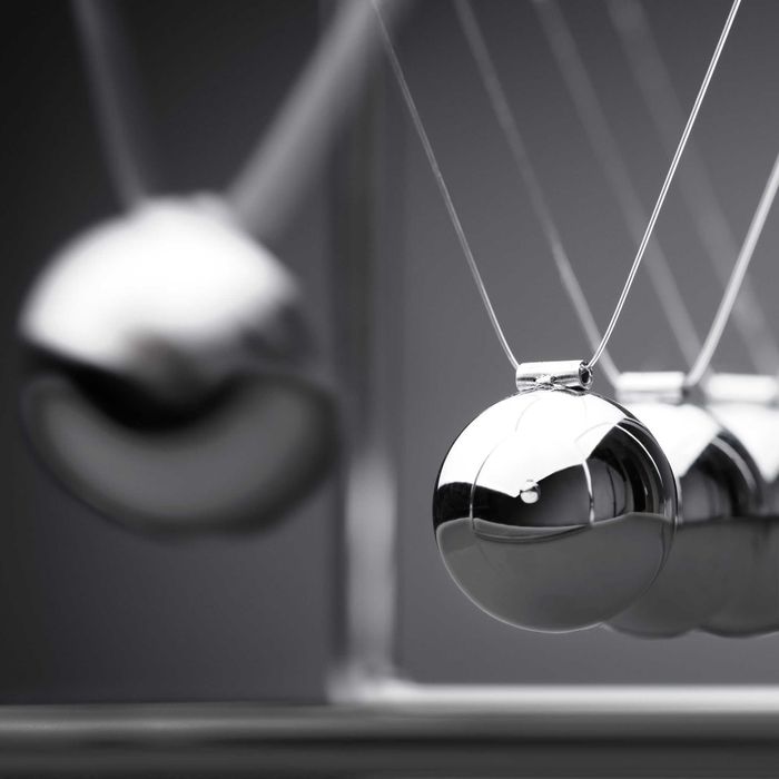 Pendulul lui Newton design clasic cu 5 bile 18 x 18 x 15 cm