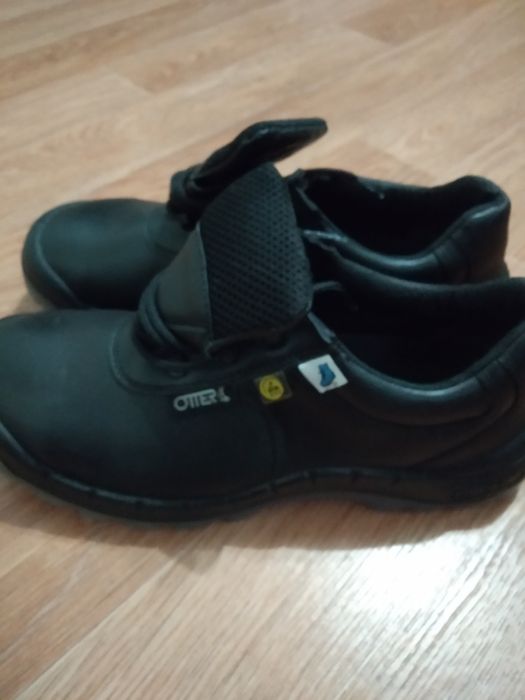 Продам новые рабочие мужские ботинки