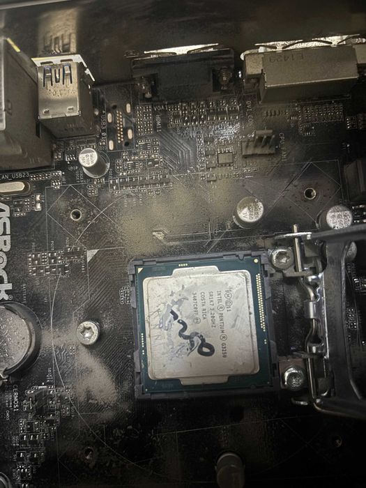 Кейс с материнской платой, процессором, видеокартой и оперативкой