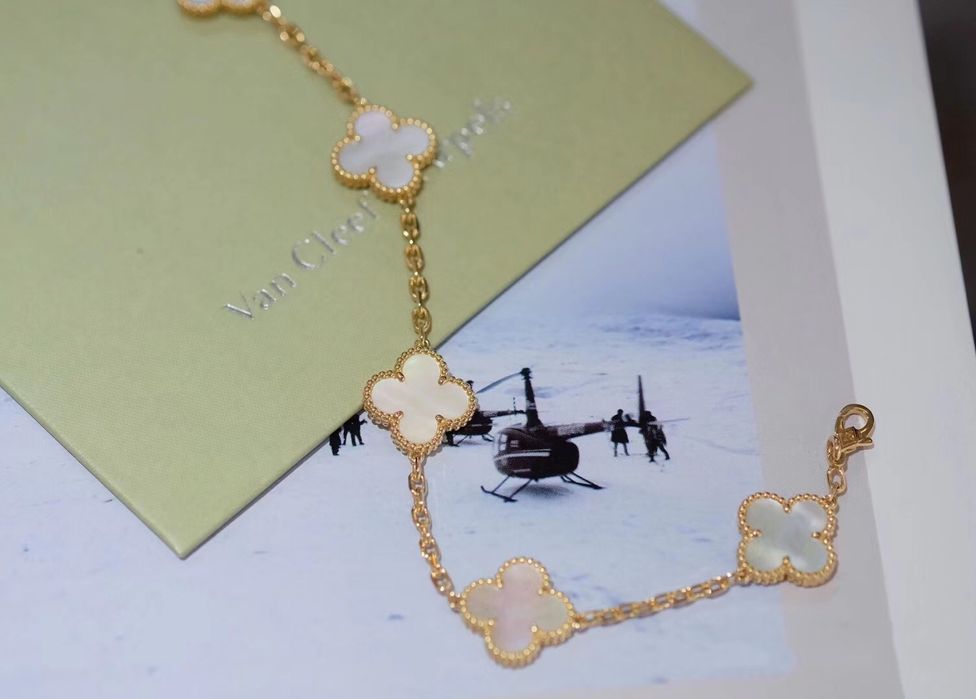 Дамска красива гривна