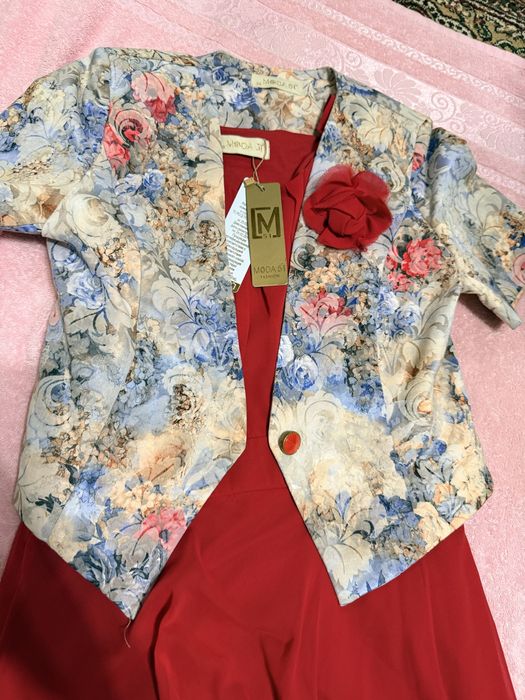 срочно продается костюм с длинным красным базой