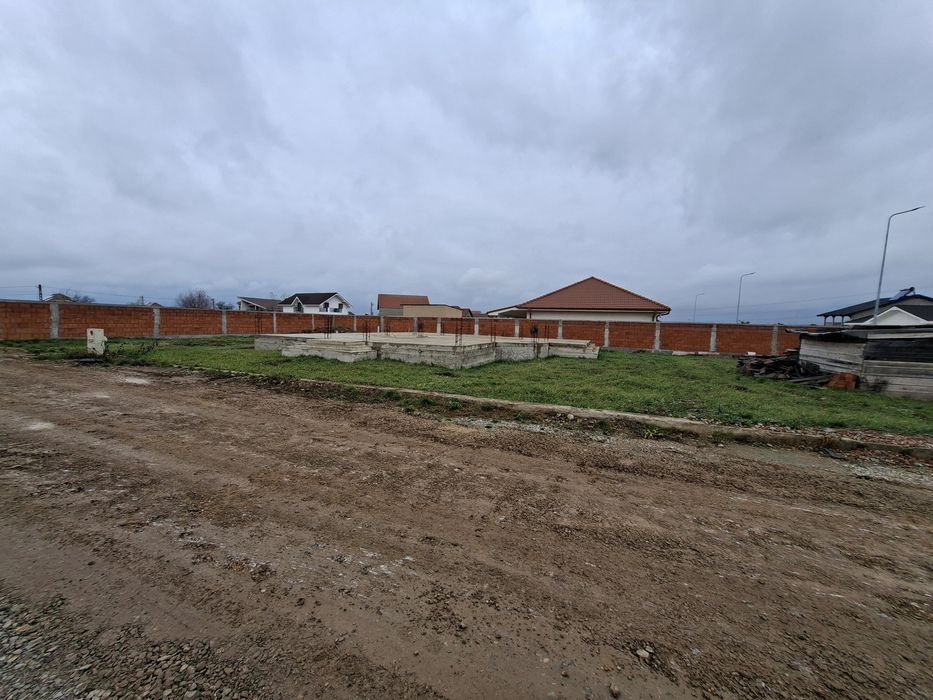 Teren intravilan cu fundație zona Cheriu  cu toate utilitățile