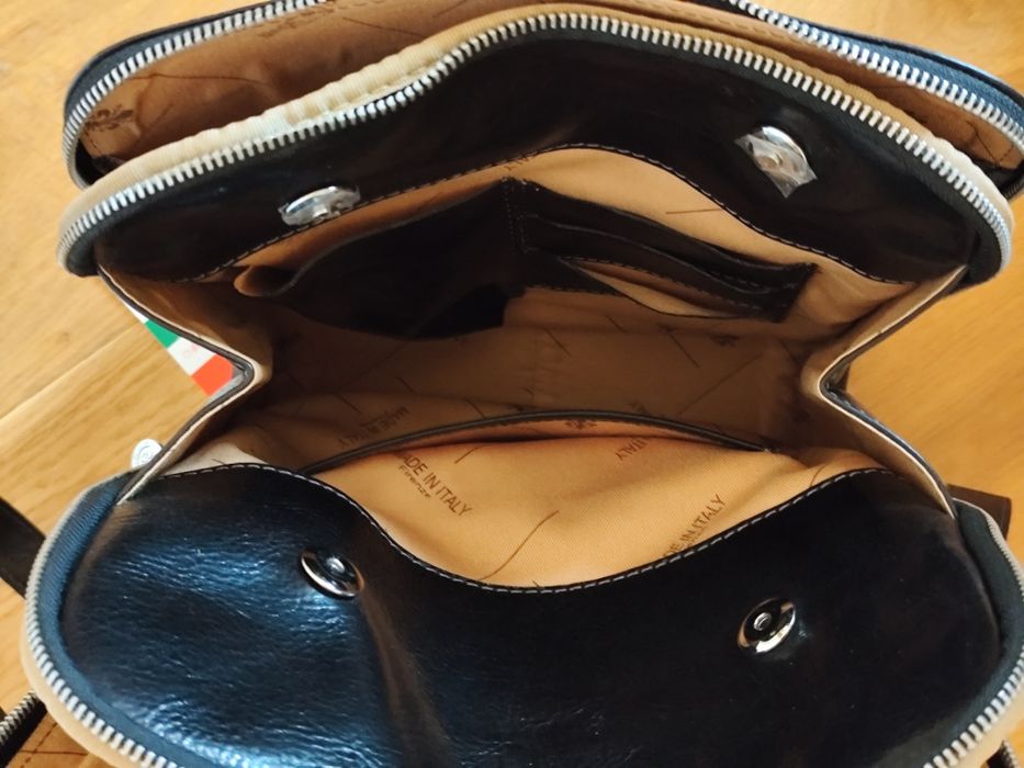 Продавам италианска черна раница от естествена кожа. Нова