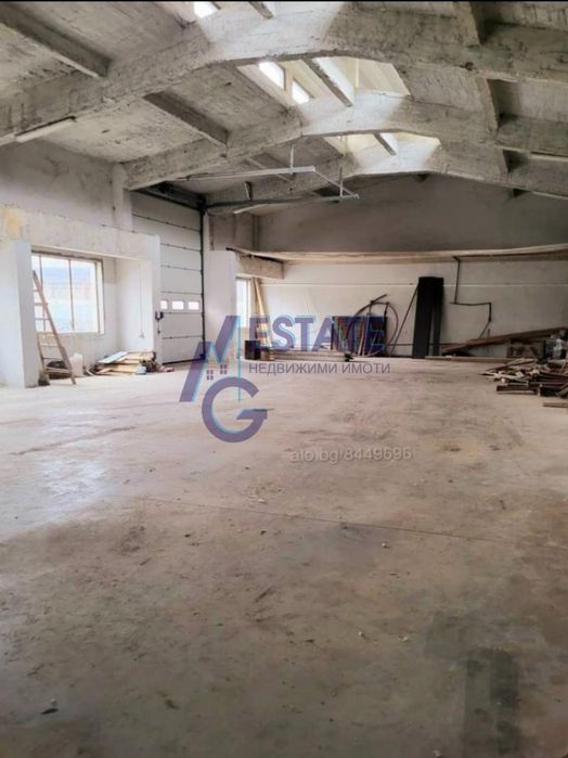 Промишлена сграда хале с административна част в Южна Промишлена