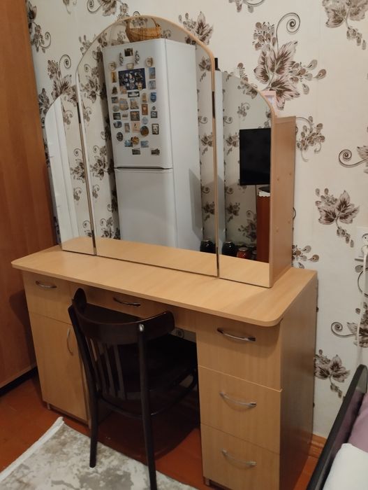 Продам плательный шкаф, кресло и туалетный столик