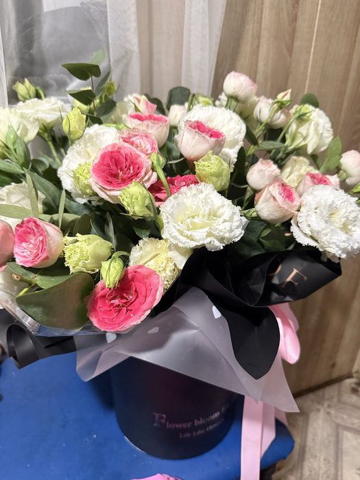 Цветы! Букеты! Розы красные и белые!