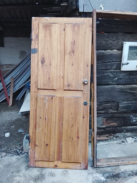 Продам деревянный дверь