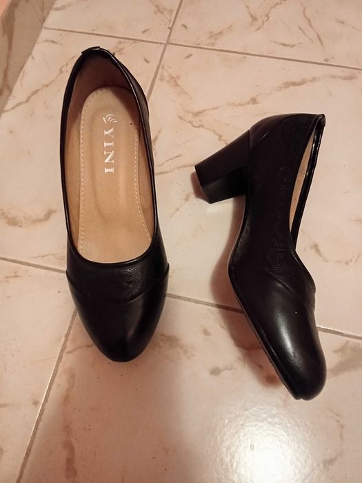 Черни елегантни обувки с дебел ток 38 размер