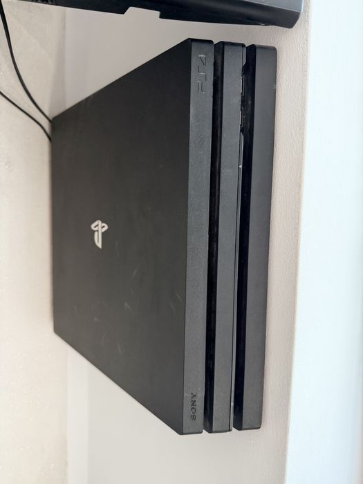 Ps4 pro 872gb 2 controllere